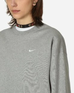 Nike Solo Swoosh Crewneck Sweatshirt Dark Grey Heather / White -Capo Perfetto Negozio Nike Clothing Crewneck MNkSoloSwshFlcCrwMulticolor DX1361 063 20240322161827 C 05